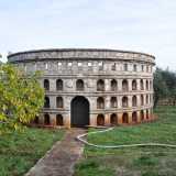Ed ecco che in un prato verde molto curato possiamo ammirare il primo dei monumenti: il "colosseo"